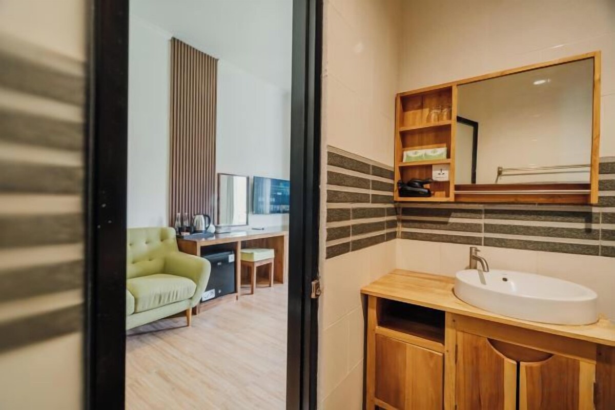 Shower, free toiletries, hair dryer, towels
