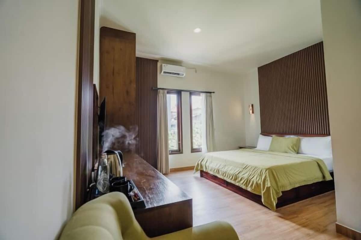 In-room safe, desk, laptop workspace, WiFi (free)