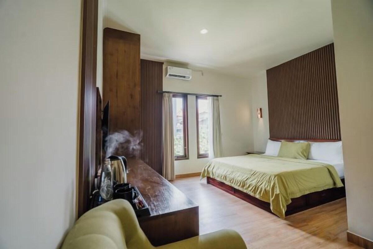 In-room safe, desk, laptop workspace, WiFi (free)