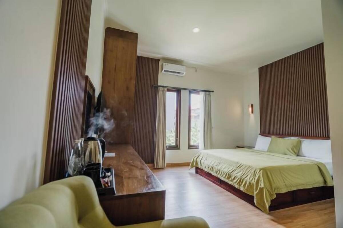 In-room safe, desk, laptop workspace, WiFi (free)