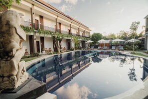 Hồ bơi ngoài trời