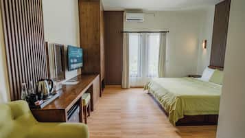 Caja de seguridad en la habitación y escritorio