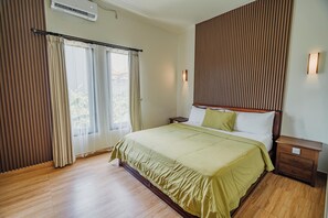 Värdeförvaringsskåp på rummet, skrivbord och arbetsyta för laptop