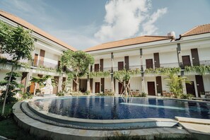 Outdoor pool - You Suite Seminyak (Legian)