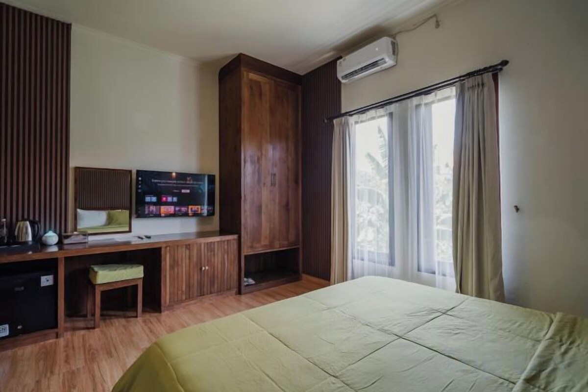In-room safe, desk, laptop workspace, WiFi (free)