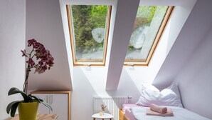 1 soverom, skrivebord og internettilgang