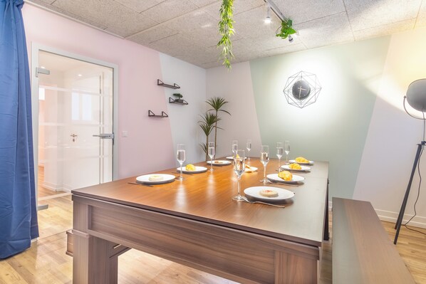 Dining - pool table heaven with workingstation and Disney + (Leipzig)