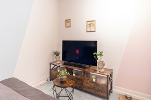 Interior - pool table heaven with workingstation and Disney + (Leipzig)