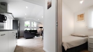 A compact, modern room with a kitchenette, a bed, and a seating area. - Lovely home in Hellendoorn with WiFi (Hellendoorn)