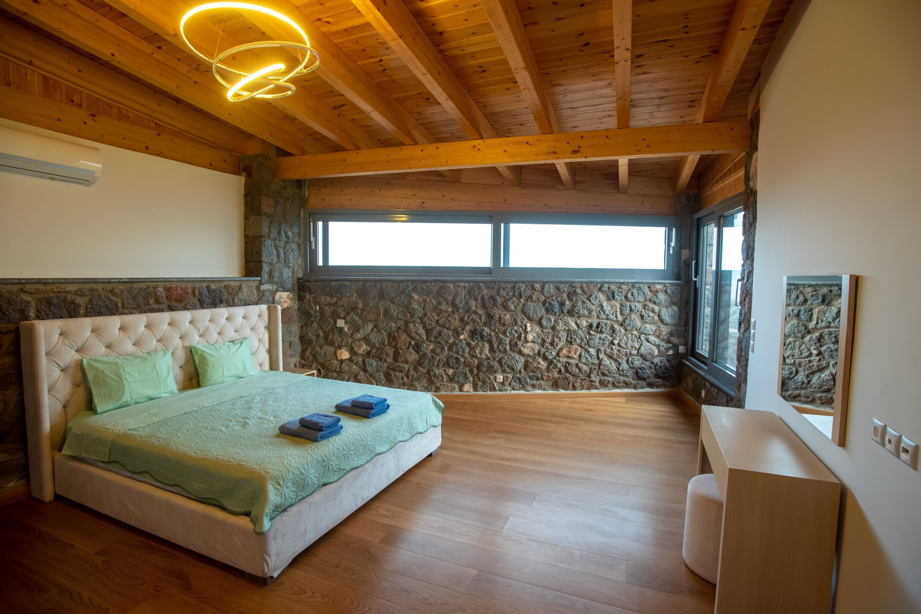 9 chambres, bureau, fer et planche à repasser, lit parapluie