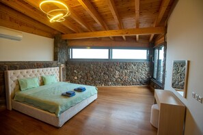 9 quartos, escrivaninha, ferros/tábuas de passar roupa, berço de viagem