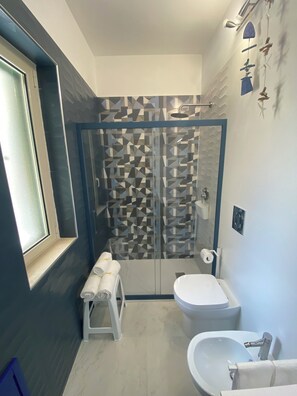 Douche, sèche-cheveux, bidet, serviettes fournies