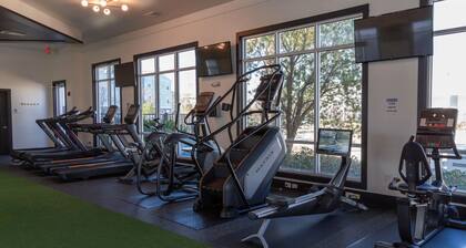 Landing | Amazing 1BD, Yoga Studio, Pool