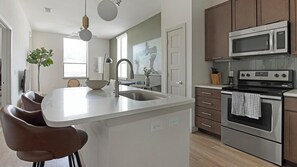 Fridge, dining tables - Landing | Spectacular 1BD, Clubhouse, Gym (San Antonio)