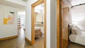 2 habitaciones, escritorio, tabla de planchar con plancha y wifi 