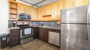 Réfrigérateur, tables à manger