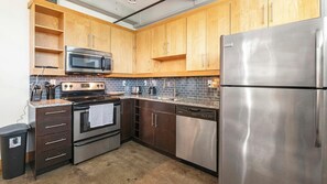 Refrigerador y comedor 