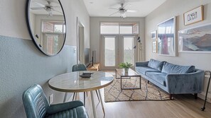 Smart TV - Landing | Amazing 1BD, Pool, Gym (San Antonio)