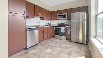 Réfrigérateur, tables à manger