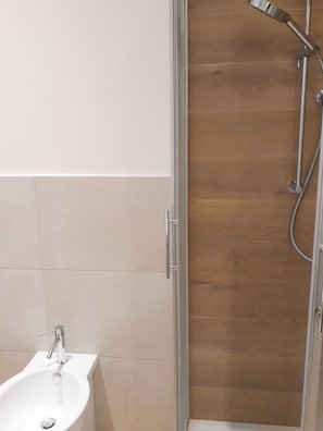 Dusche, Haartrockner, Bidet, HandtĂŒcher