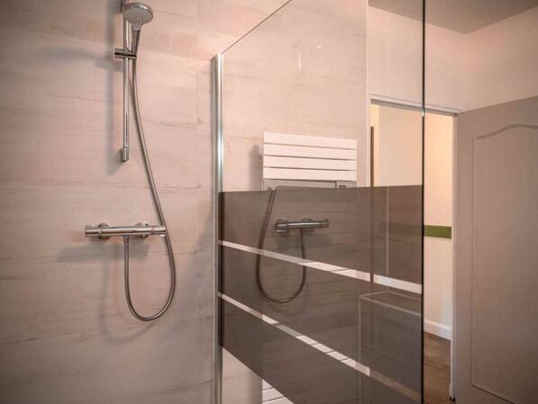 Dusche, Haartrockner, Handtücher