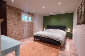 4 makuuhuonetta, tallelokero huoneessa, silitysrauta/-lauta