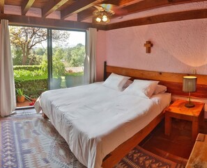 5 bedrooms, desk, free WiFi, bed sheets - Majestic Lakeview Home, Jacuzzi, BBQ, Walk to Town (Valle de Bravo)