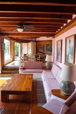Smart TV, offices - Majestic Lakeview Home, Jacuzzi, BBQ, Walk to Town (Valle de Bravo)