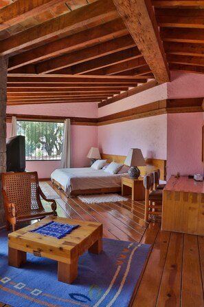 5 bedrooms, in-room safe, desk, iron/ironing board