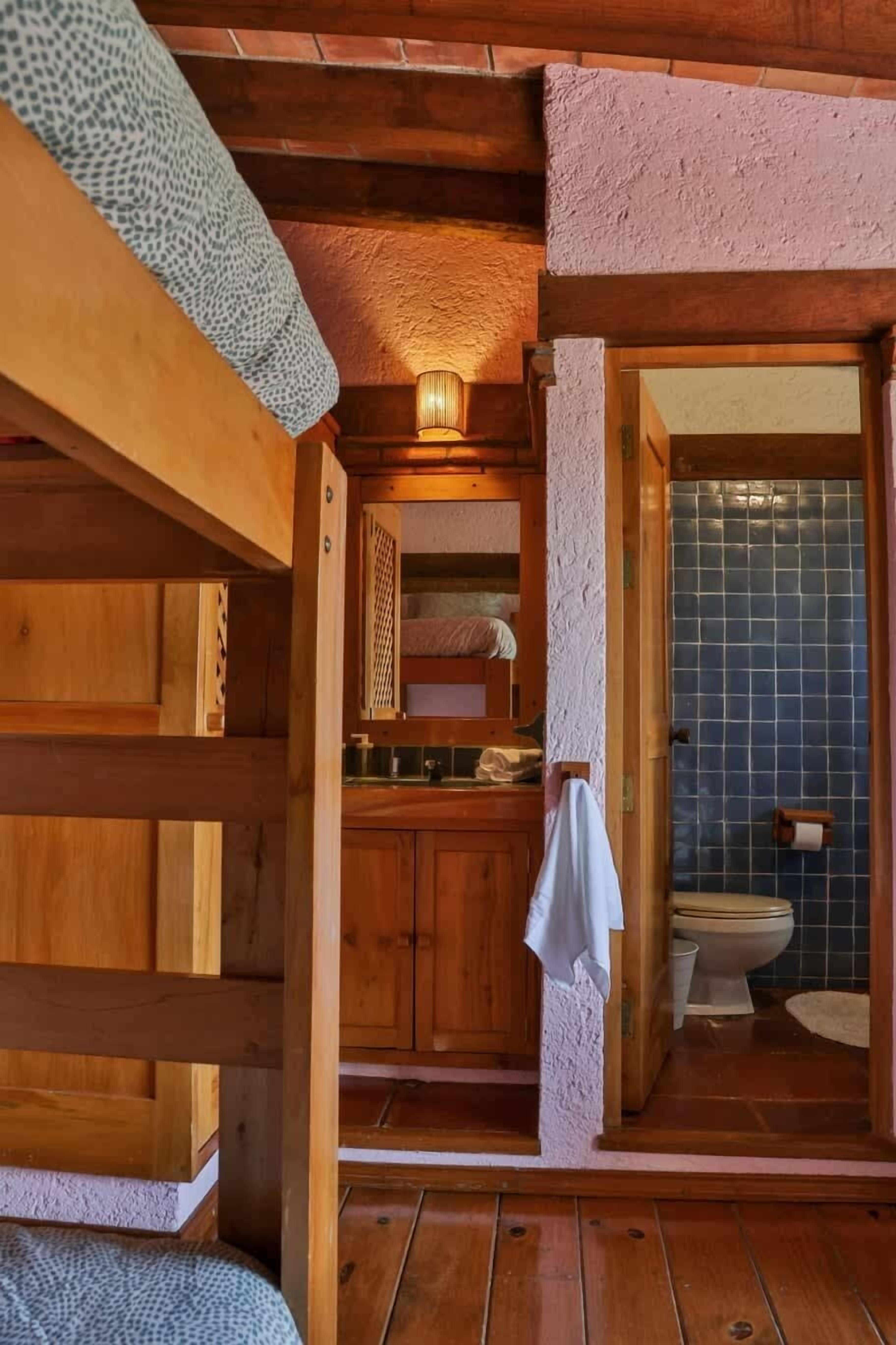 5 多间卧室、办公桌、免费 WiFi、床单