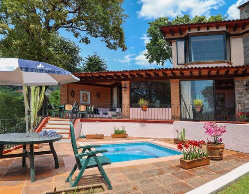 Majestic Lakeview Home, Jacuzzi, BBQ, Walk to Town