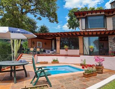 Majestic Lakeview Home, Jacuzzi, BBQ, Walk to Town