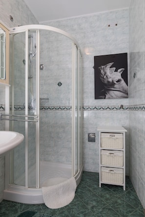 Studio (Apartment Vukic - Studio Apartment wi) | Badezimmer | Dusche, Handtücher