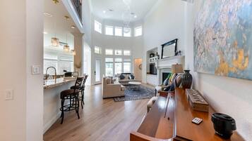 Een smart-tv, een open haard en een kantoor