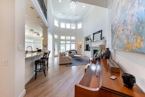 TV connectée, cheminée, espaces bureaux