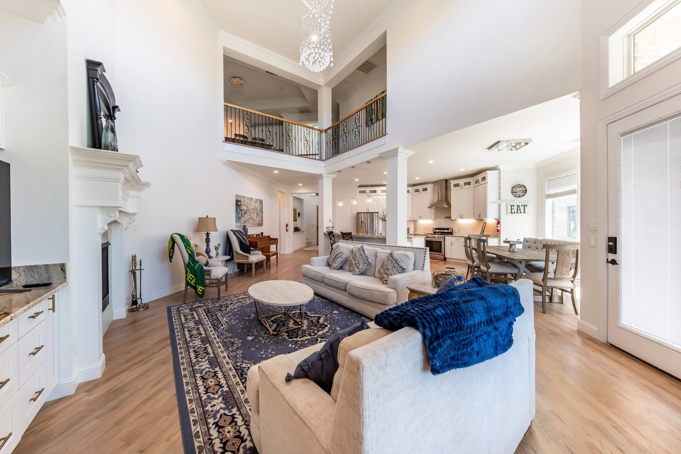 Smart-tv, eldstad och kontor