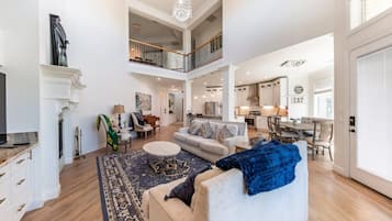 Smart-tv, eldstad och kontor