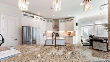 Kylskåp, mikrovågsugn, ugn och spishäll