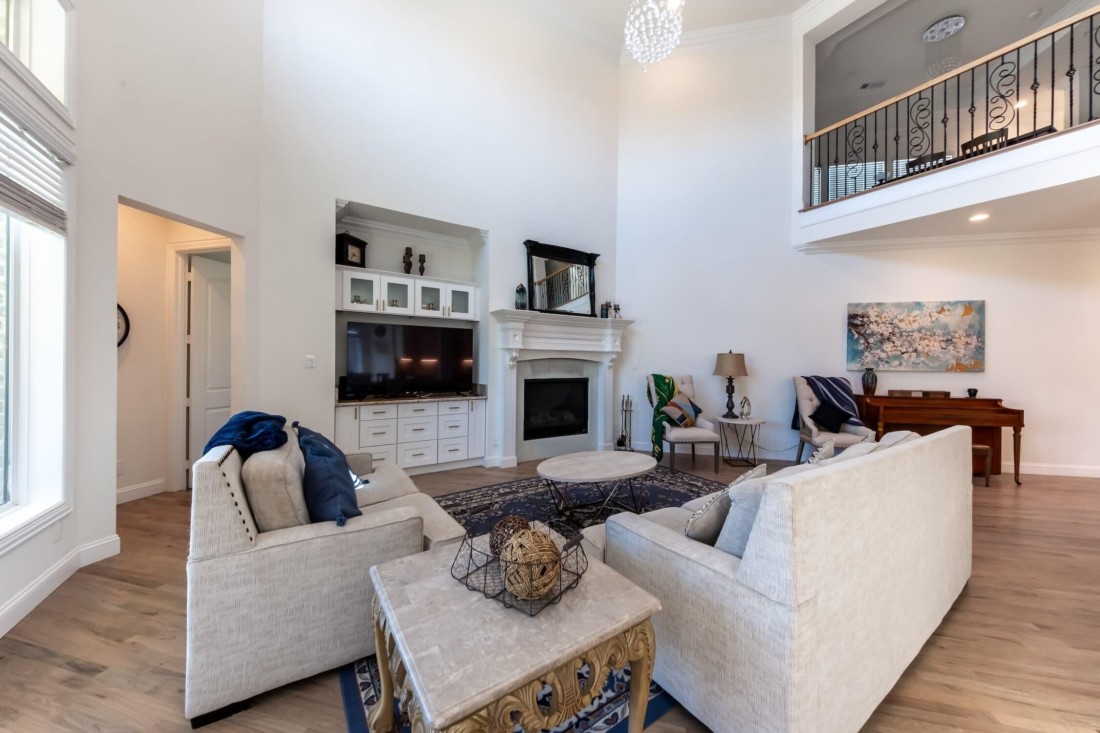 Smart-tv, een open haard en een kantoor