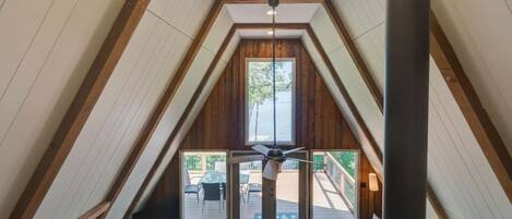 Smart TV, chimenea y libros
