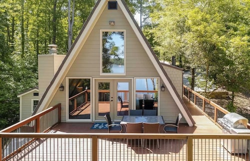 Cozy 3BR Cabin with Lake View in Dawsonville