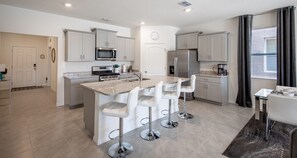 Refrigerador, microondas, horno, placa de cocina