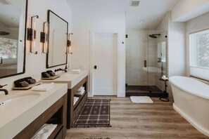 Douche, séchoir à cheveux, serviettes fournies, shampooing