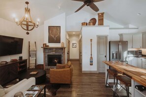 TV, fireplace
