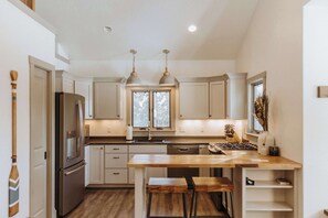 Réfrigérateur, four à micro-ondes, un four, surface de cuisson