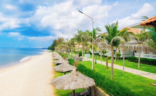 On the beach, white sand - Blooming Lotus Resort (Phan Thiet)