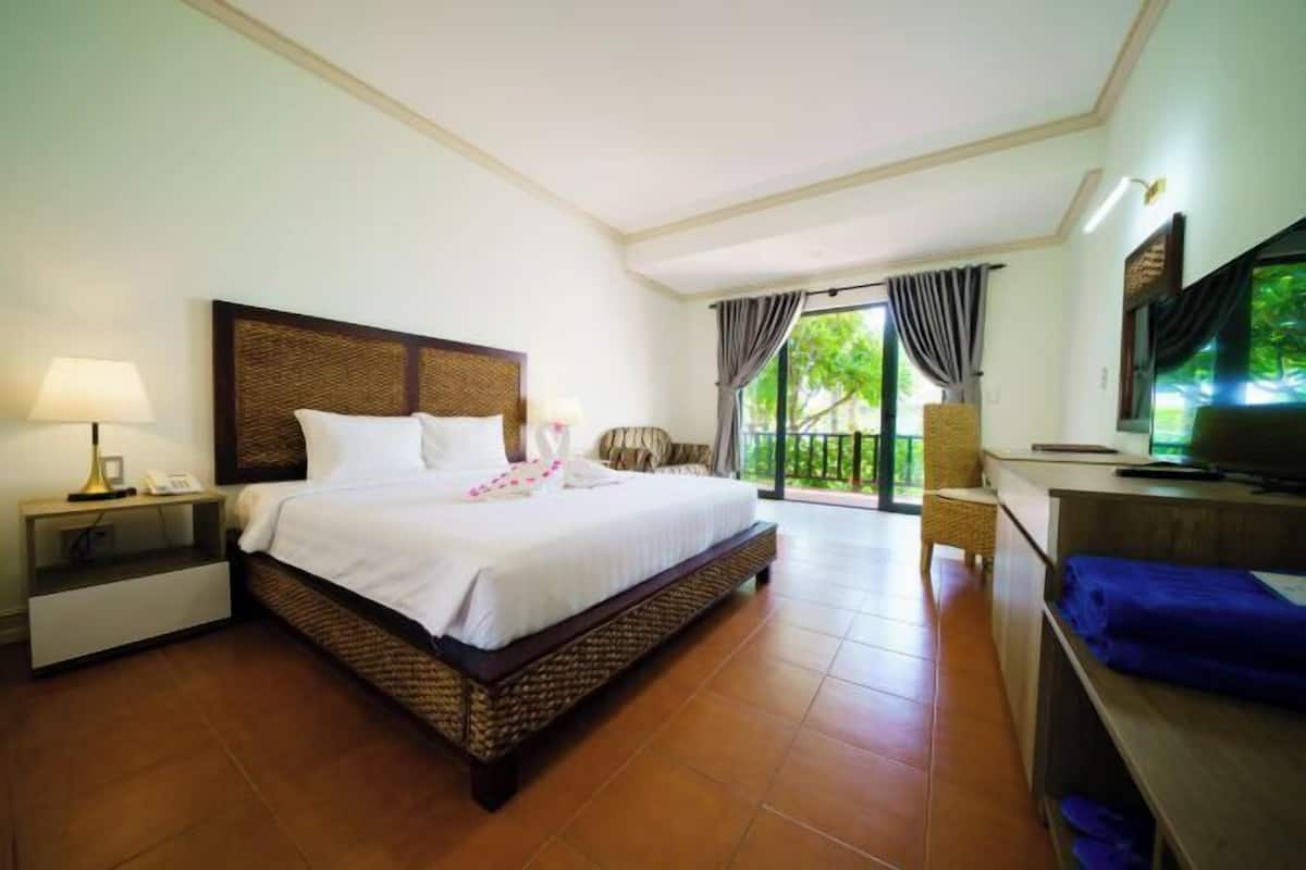 Minibar, in-room safe, soundproofing, free WiFi