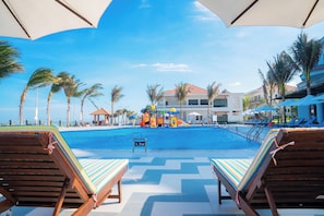 Outdoor pool - Blooming Lotus Resort (Phan Thiet)