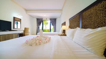 Quarto triplo luxo, vista para o jardim | Frigobar, cofres nos quartos, quartos à prova de som, Wi-Fi de cortesia