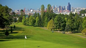 A golf course with a city skyline in the background. - Newly Modern 2B2B Home near Seatac - Golf course (Seattle)